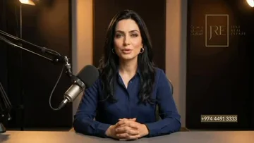 الدكتورة بثينة تتحدث من استوديو تسجيل
