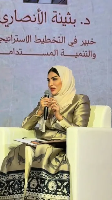 الدكتورة بثينة تتحدث في جلسة مهنية