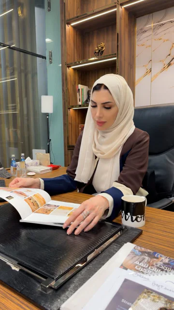 الدكتورة بثينة تقرأ ملفاً في مكتبها